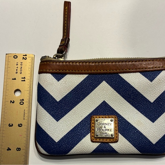 Dooney & Bourke EUC Blue and White Chevron Change Purse - Picture 7 of 12